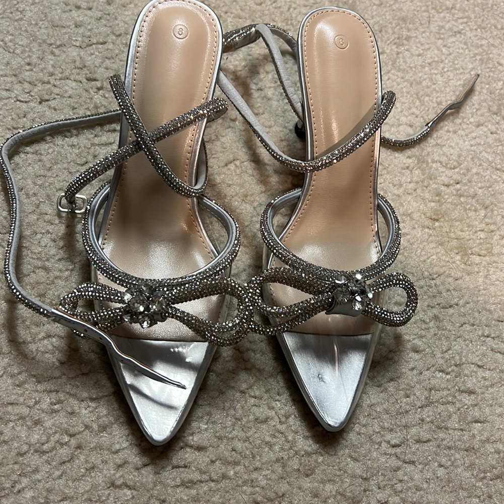 Silver bow heel